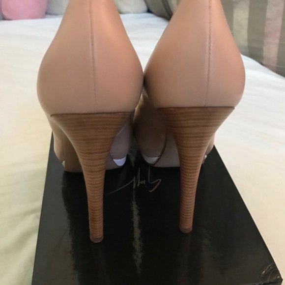 NEW Giuseppe Zanotti Beige and White Pump - Picture 6 of 7